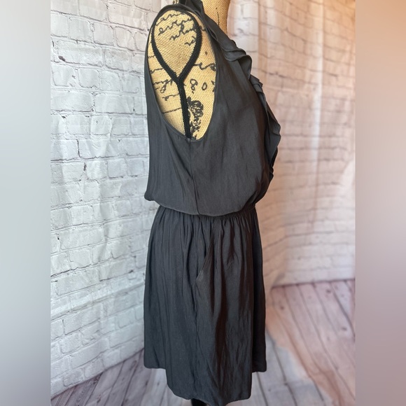 🩶🖤RUFFLE SLEEVELESS DRESS🤍🩶 - Picture 3 of 5